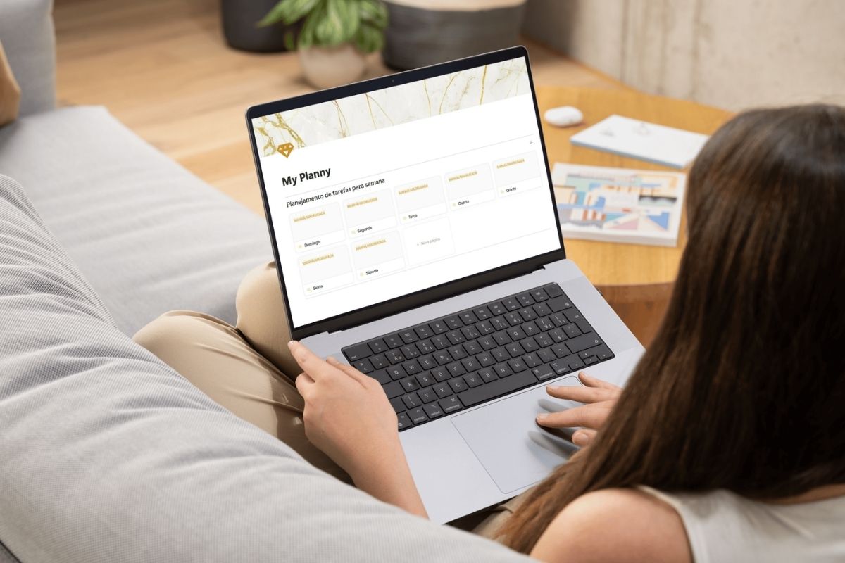 Tela do Notion aberta em um laptop mostrando uma base de dados simples — Notion para iniciantes sem se perder