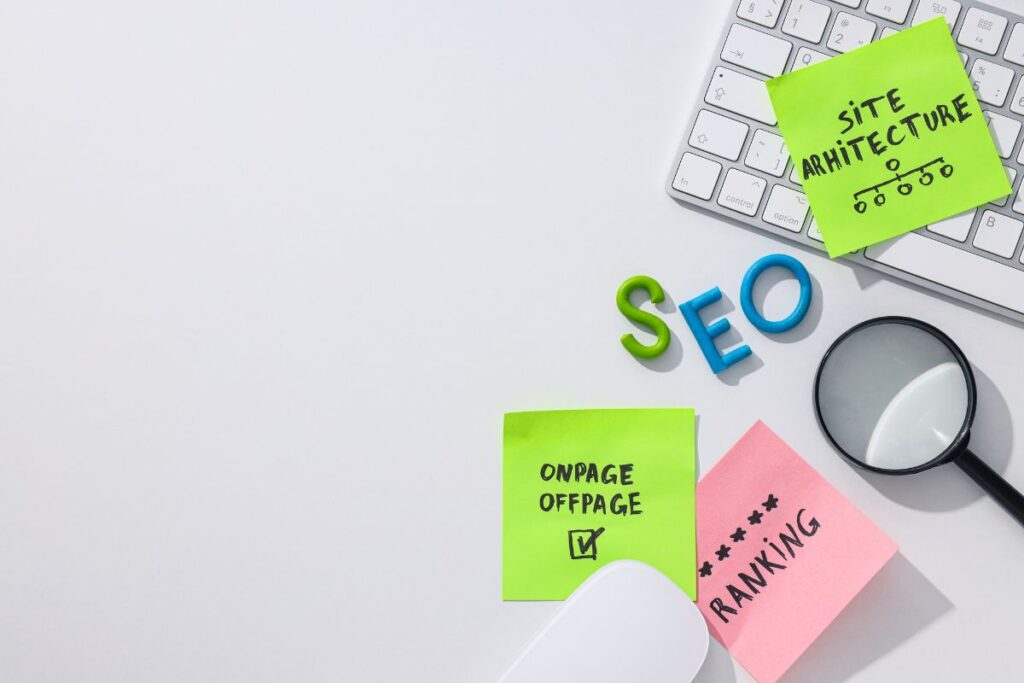 Lupa sobre conteúdo representando o que é SEO de verdade para quem busca
